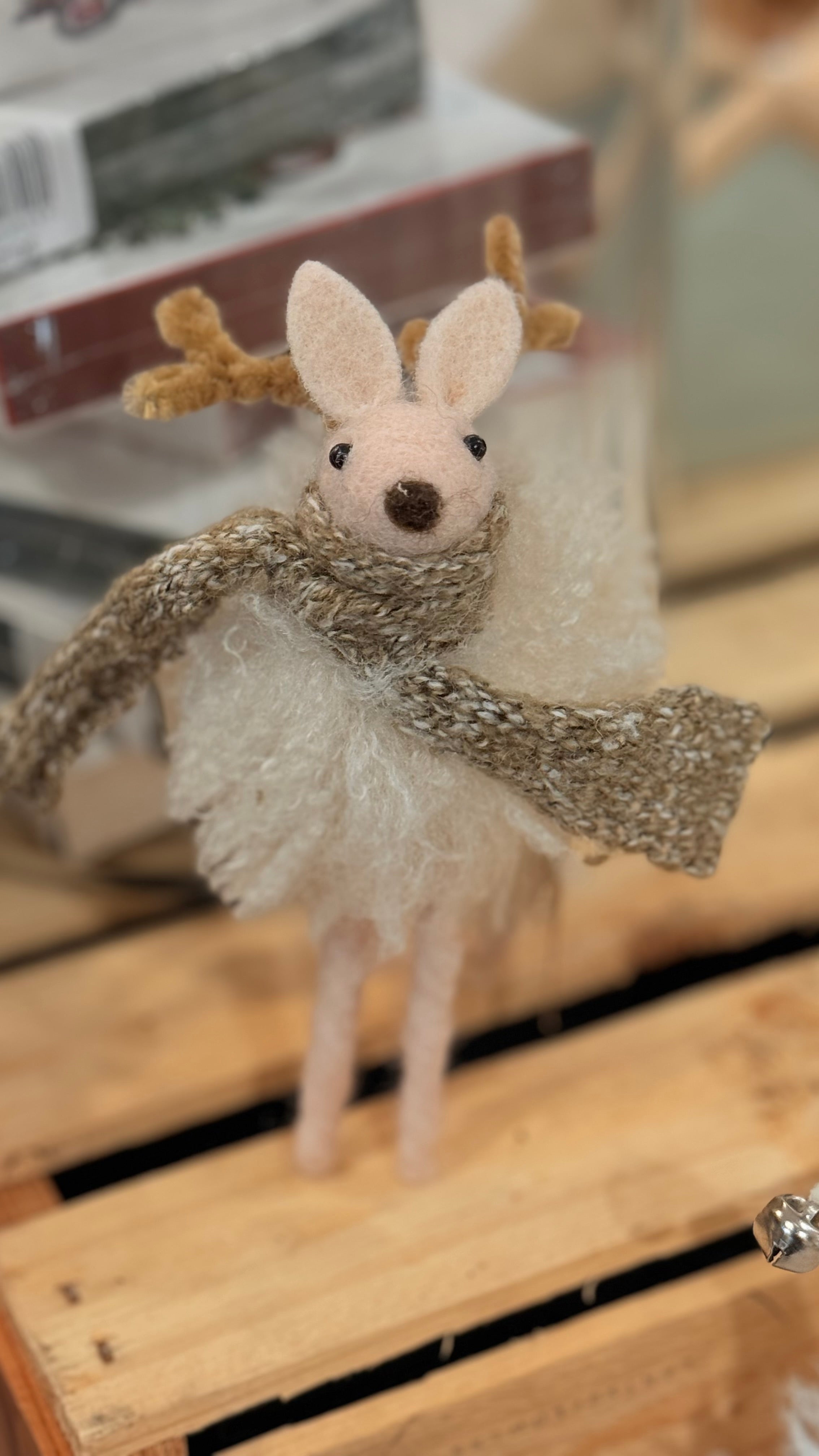 DEER W/SCARF WOOL BEIGE