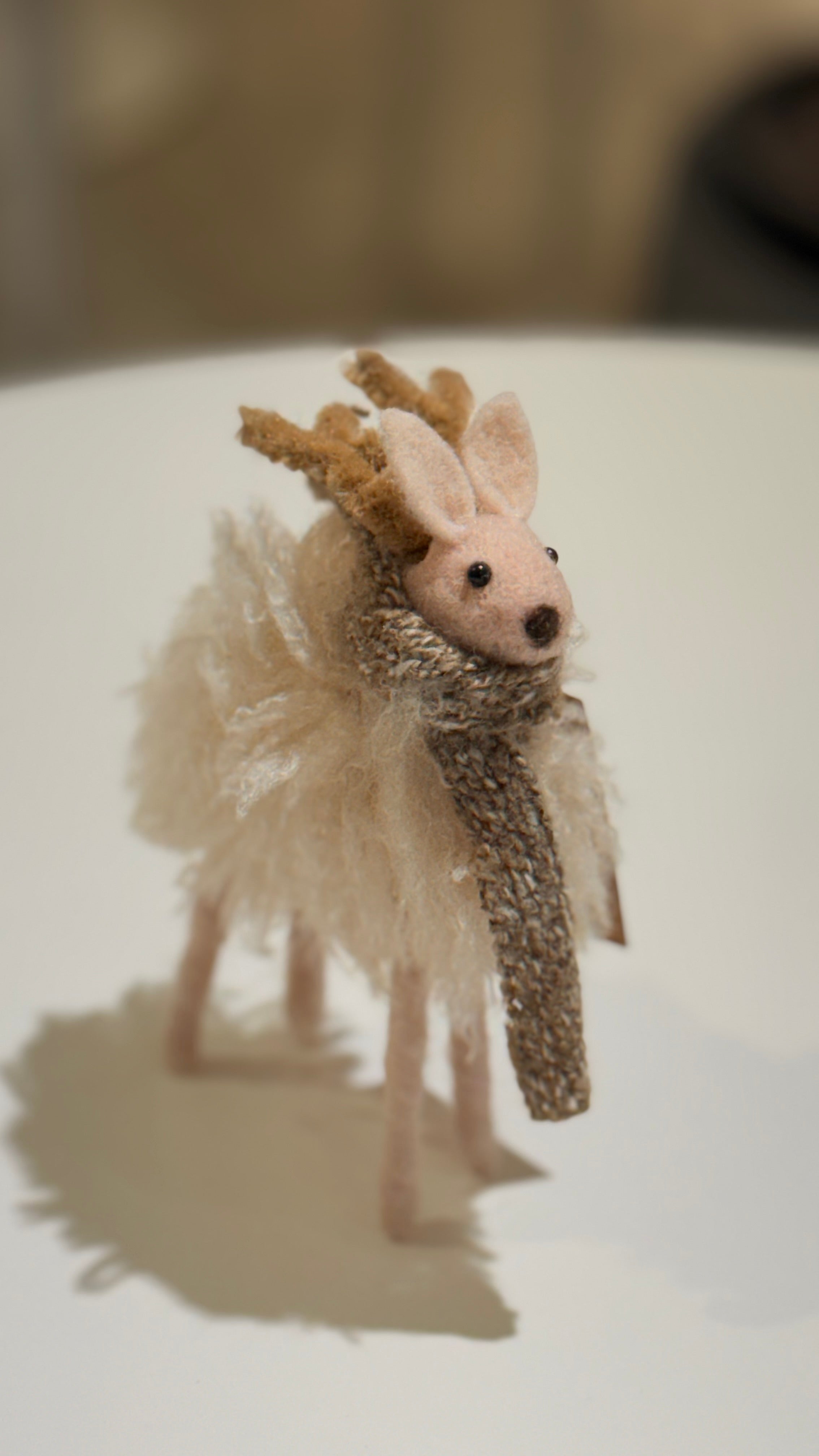 DEER W/SCARF WOOL BEIGE