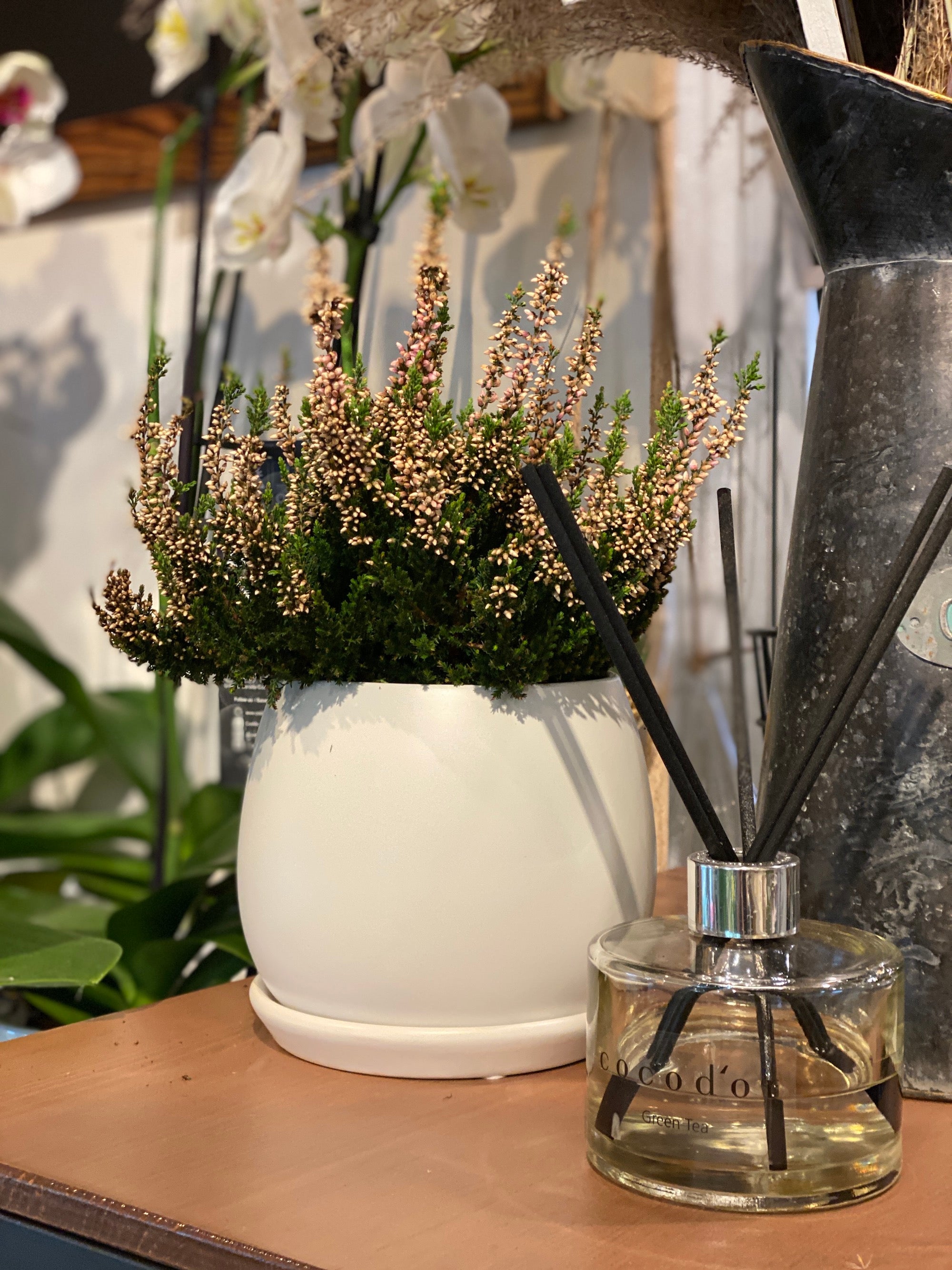 Modern ceramic round pot (White)