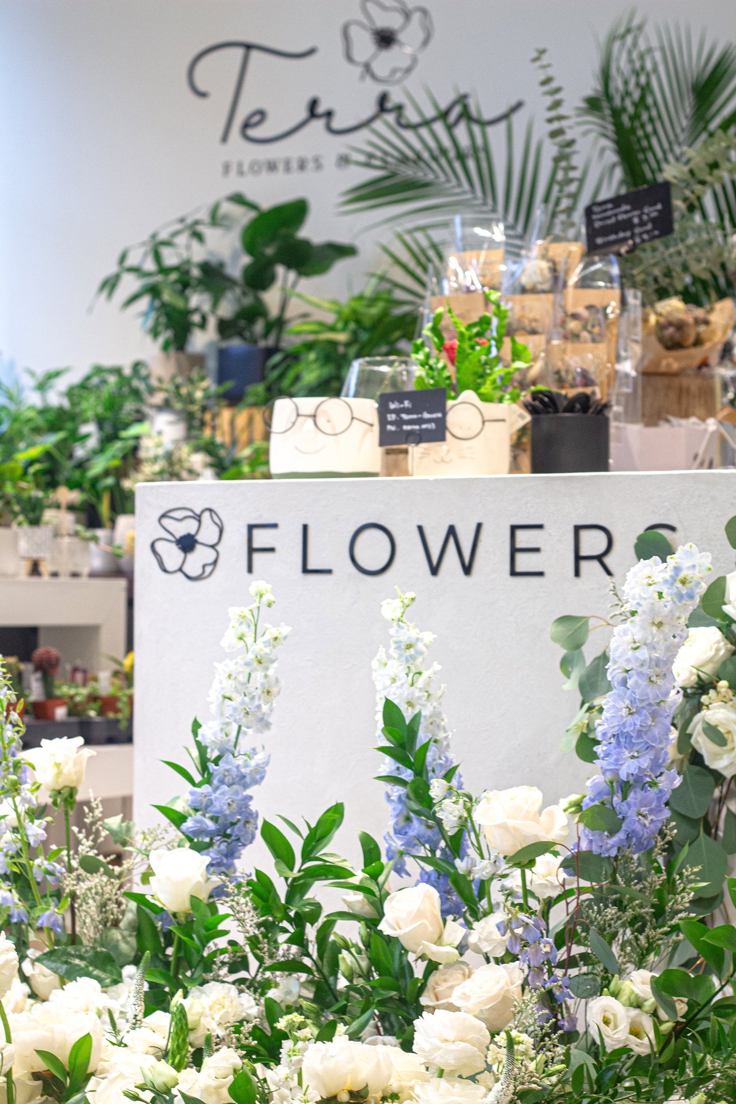 Enchanting Wedding Florals with Larkspur, Blue Hydrangeas & Roses – 7 July Centerpiece Ideas