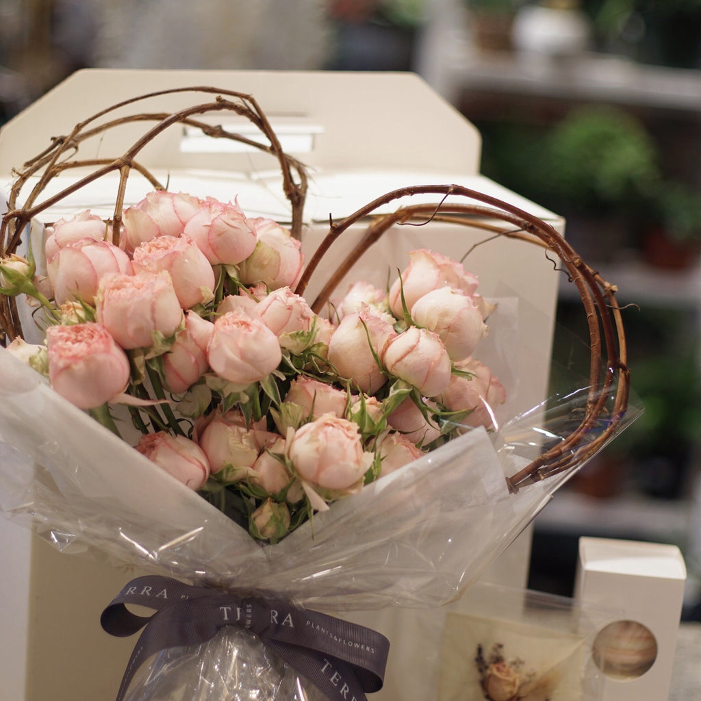 A Fragrant Gesture: Unforgettable Flowers to Give to a Woman