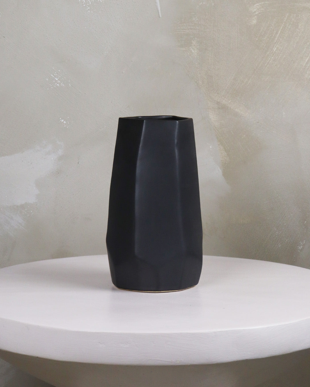VASE, BLACK