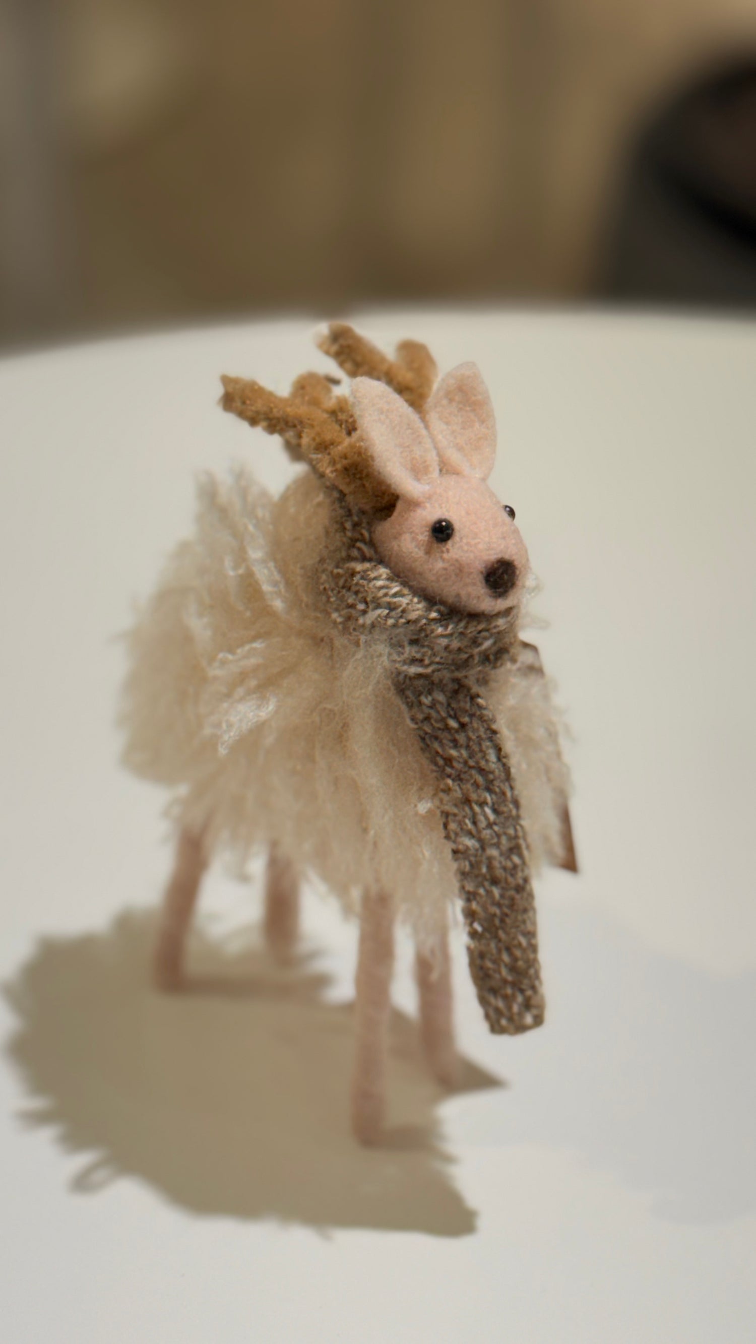 DEER W/SCARF WOOL BEIGE