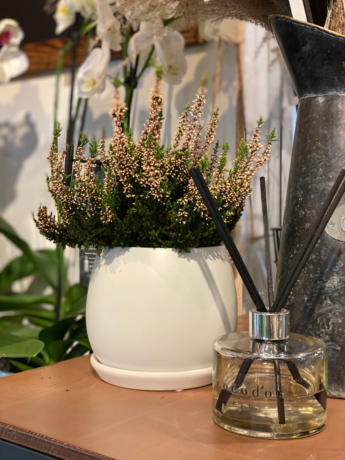 Modern ceramic round pot (White)