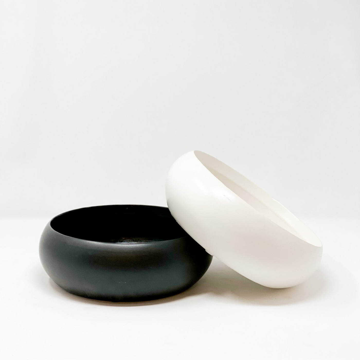 Modern black and white shallow pot